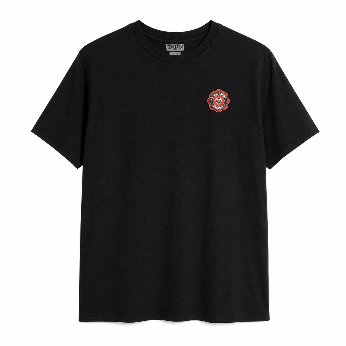Camiseta King Farm preta com patch Premium vermelho — foto tratada em fundo branco
