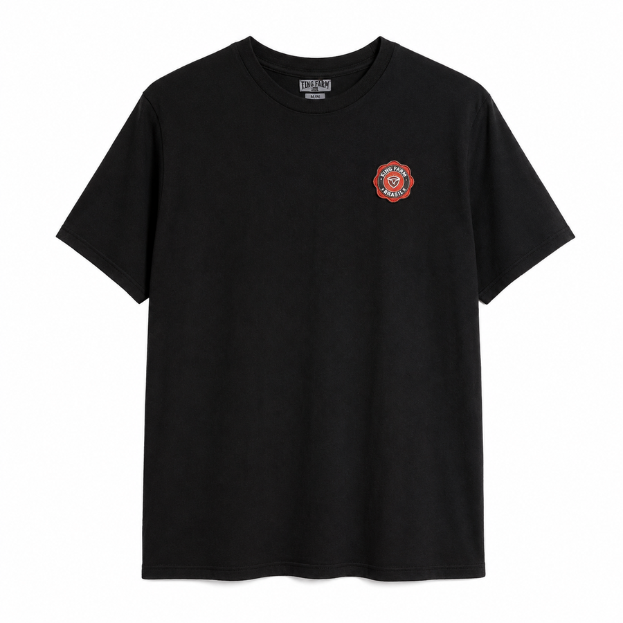 Camiseta King Farm preta com patch Premium vermelho — foto tratada em fundo branco