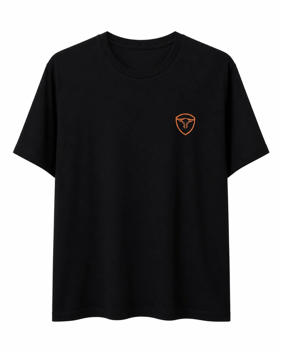 Camiseta King Farm preta com escudo laranja — frente